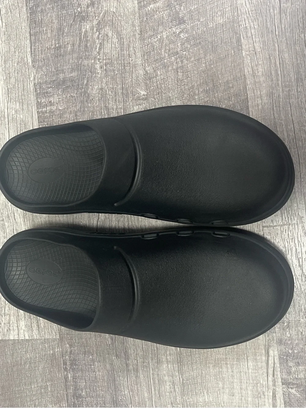 OOFOS Black Slip-On Recovery Clogs